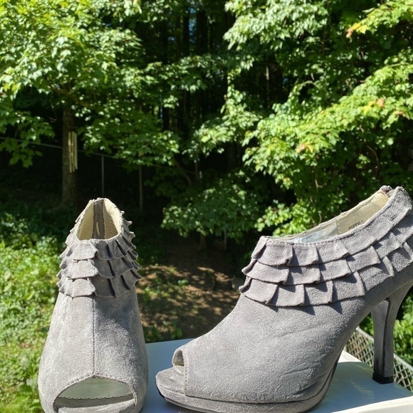 Rampage-gray ankle bootie 9.5 worn once. ruffle, zippered back - Picture 10 of 16